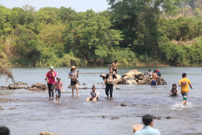 Ở dòng sông nổi tiếng Gia Lai, dân tình nườm nượp lội nước, ra một hòn đảo đốt củi nướng gà- Ảnh 7.